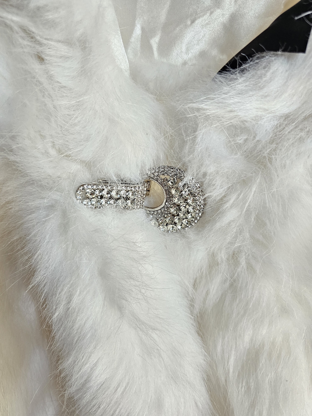 Melanie Lyne White Faux Fur & Rhinestone Bridal Shawl Stole - Picture 13 of 16